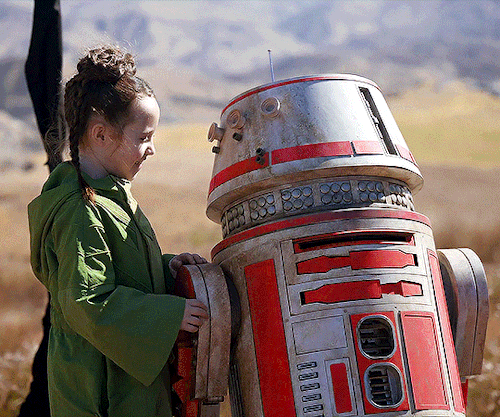 swsource:“She loves droids more than anything in the world.