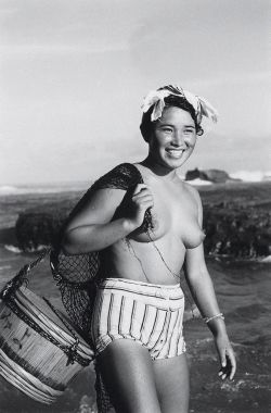 historicaltimes:  An “Ama”  fishing by freediving up to 65ft to get shells - Hekura Island  1954 via reddit 