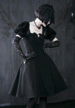 spookyloop:  Punk Rave/Pyon Pyon Hepburn dress55.10€ at Restyle.pl