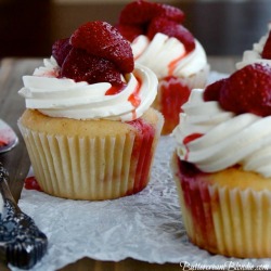 miscellaneousdesserts:  Roasted Strawberry and Mascarpone Cupcakes