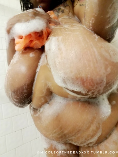 nicoleofthedeadxxx:Did you miss me? long, lovely and soapy