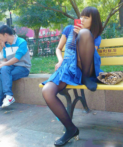 in-pantyhose:  Asian girl in black pantyhose with wide open legs