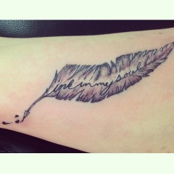 fuckyeahtattoos:  The vein in the feather spells out “ink in