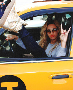 baddiewitthacurls:  mesooconfident:  Instagram: @loesjexo  BaddieWitthaCurls