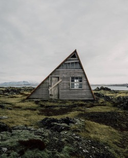 livefolkco:Iceland breaking the architecture rules 👌🏼 Photo