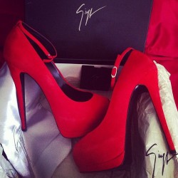 kitteninlouboutins:  Fucking Red