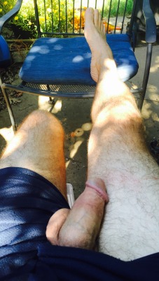 men-feet-cock:  hangingnaked:  Hanging out in the yard  Wish