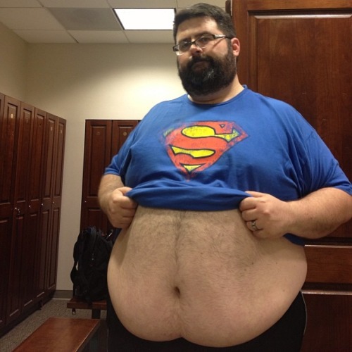 smother-me-in-ur-blubber:  Goddamn. Look at the big furry blubber gut on this hot fucker.  I’d take on super-gut any day