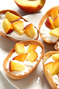 guardians-of-the-food:  Peaches and Cream Dessert Taco Boats