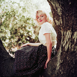 vintagegal:  Marilyn Monroe photographed by Milton Greene, 1953