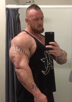 musclegodselfies:  Dylan Cruckshank