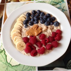 vanitysdreams:  Breakfast: Vanilla oatmeal with blueberries,