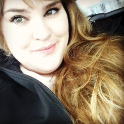 cakeassassin:  Selfies in the car.
