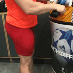 briefsrugbyspeedos:  Beefy legs and bulge