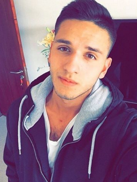 rds2994:  chicosmuycalientes:  Aporte, morrito guapo se llama Julio. Manda tus aportaciones a pajaroparao11@hotmail.com o mensaje directo  uno así porfa :3
