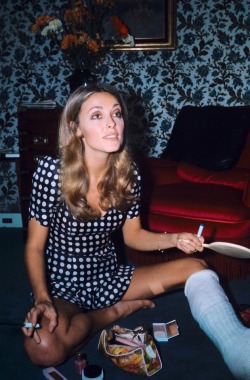 simply-sharon-tate:Sharon Tate, photographed in her Paris hotel