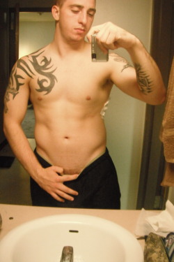 shitilikeandafewofme:  21 Year old straight guy. Colorado Springs,