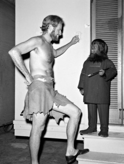 Charlton Heston et Billy Curtis - La Planète des singes (Planet