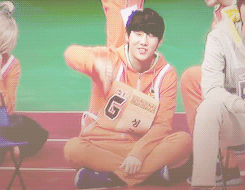 aigyu:  sunggyu being adorable at the idol championships (◕‿◕✿)