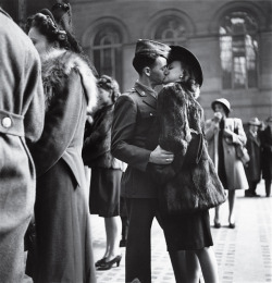  An American soldier kisses his girlfriend goodbye at Penn Station,