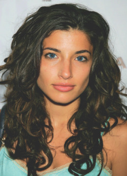  Why are you so gorgeous? ↳ Tania Raymonde 