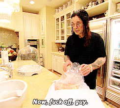 jellyskele:  impishrazor:  Ozzy doing what he does best   This