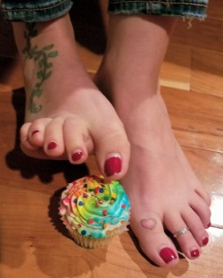 femalefeetonly: sexxximilf68:  Feet Treats for all my pets. What