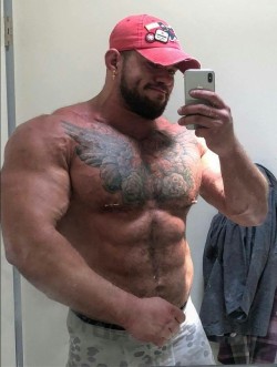muscletothemax:I like my selfies.