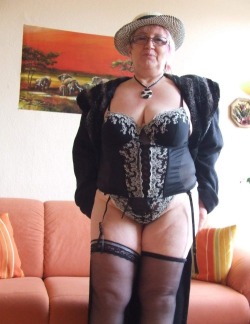 Very sexy lady. And the hat is a nice touch