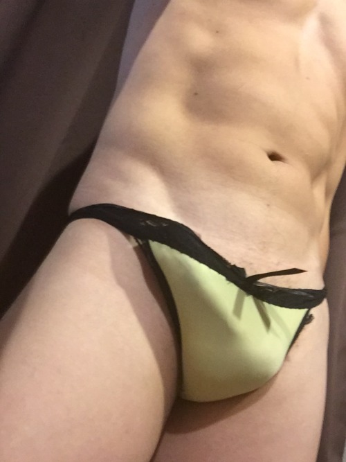 mypantybulgeproject:  Me feeling great in yellow panties