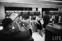 nobrocomputing:  These images of women working IBM computers