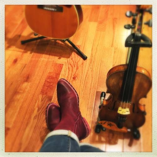 <p>I’m still having coughing fits and not entirely 💯 but it’s time to get back to work. I’m not sure there are any episodes of Law and Order left to watch. I miss my students and my fiddle. Alright everybody, Red Wing! #fiddle #vog_nicola #fluevog #bronchitisbedamned #fiddleteacher @clawhammerist  (at Fiddlestar)</p>
