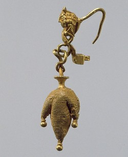 centuriespast:  Earring in the form of a three-lobed wineskin