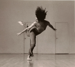 danseaujourdhui:  Trisha Brown - Photo © 1978 Lois Greenfield