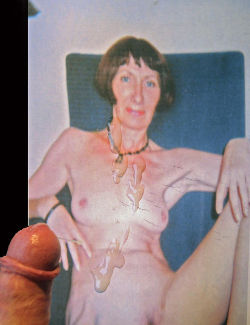 frenchtribute:  Ejac pour une vieille salope 