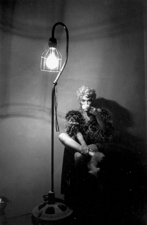 ladybegood:  Marilyn Monroe photographed by Sam Shaw on the set