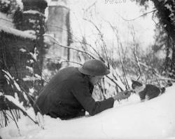 historyinpics42:  A British soldier ‘shaking hands’ with