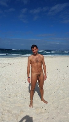 men-naked: alanh-me:   45k+ follow all things gay, naturist and