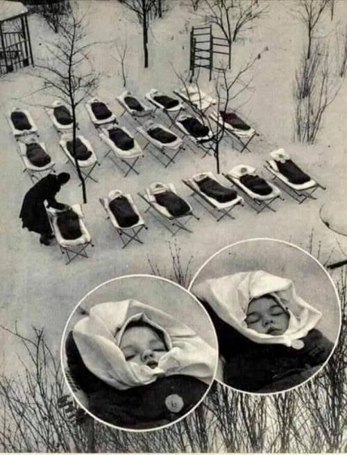 Enfants dormant dehors après le repas. Moscou, 1958.Children