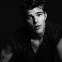 boys-and-popculture:Chris Zylka