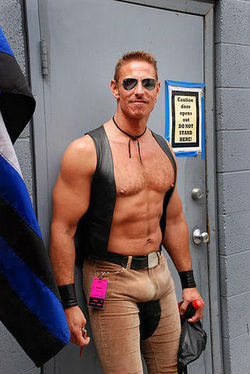 Nice pecs and an awesome bulge - WOOF