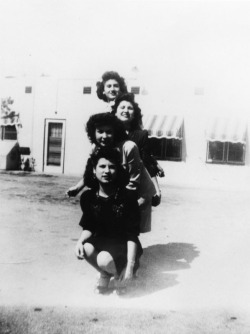 radbrainzz:  vzque13:  Mexican American women in the 1940s -