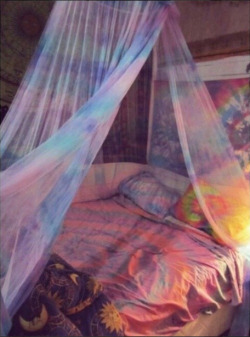 this needs to be my bed&hellip;. imagine filming videos under that magical netting ;o