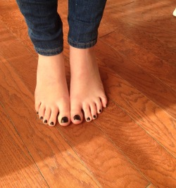 girlfeetmodel:  queen0fthehighway96:  Another painted toes appreciation