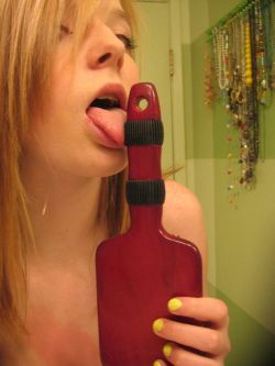 Slapper loves using her hair brush to satisfy her hungry cunt