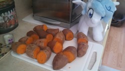 ask-frigiddrift:  At Gramma’s helping make sweet potatoes!