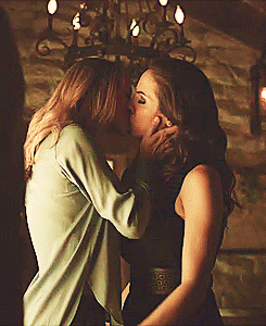 lesbian-through-life:  If you don’t know Lost Girl, you should