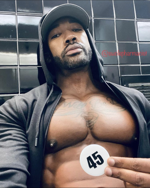 blkbugatti:  charlibal:  GOT MILK???   45mins on those nips 😍