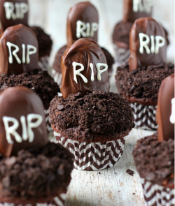 fullcravings:  Tombstone Cupcakes