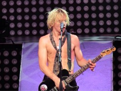 celebpits:  everythingrosslynchr5:  Ross performing last night